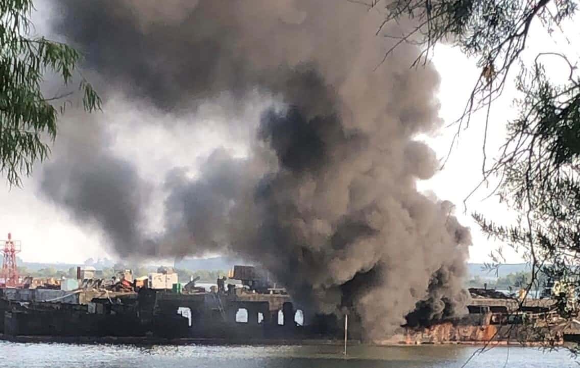 Nuevamente se generó un gran incendio en un barco pesquero en el puerto de Fray Bentos