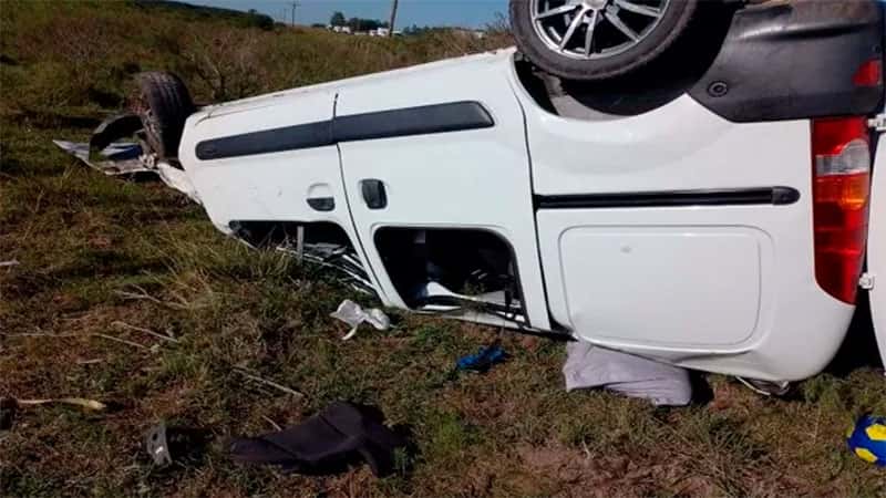 Falleció una mujer tras el vuelco fatal de un vehículo en la Autovía Artigas