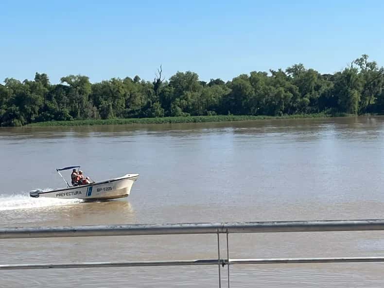 Continúa la búsqueda de un hombre en el río: lograron identificarlo por las cámaras de seguridad