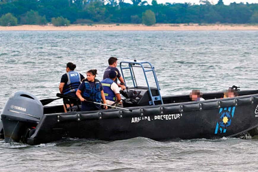 Prefectura rescató a cuatro personas cuya embarcación había sufrido inconvenientes en el río Uruguay