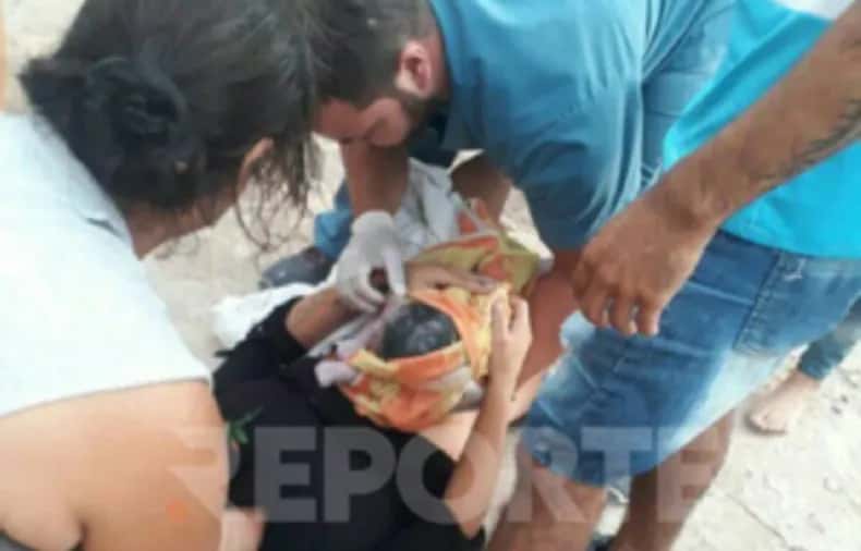 Una joven no alcanzó a llegar al hospital y tuvo a su bebita en la calle