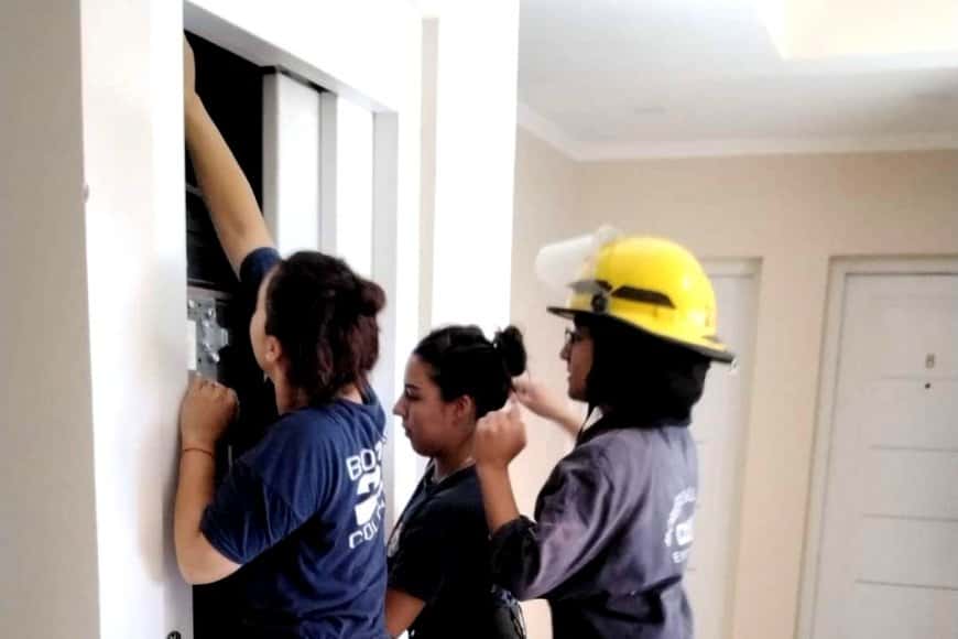 Elogios para tres bomberas entrerrianas que rescataron a un turista atrapado en un ascensor