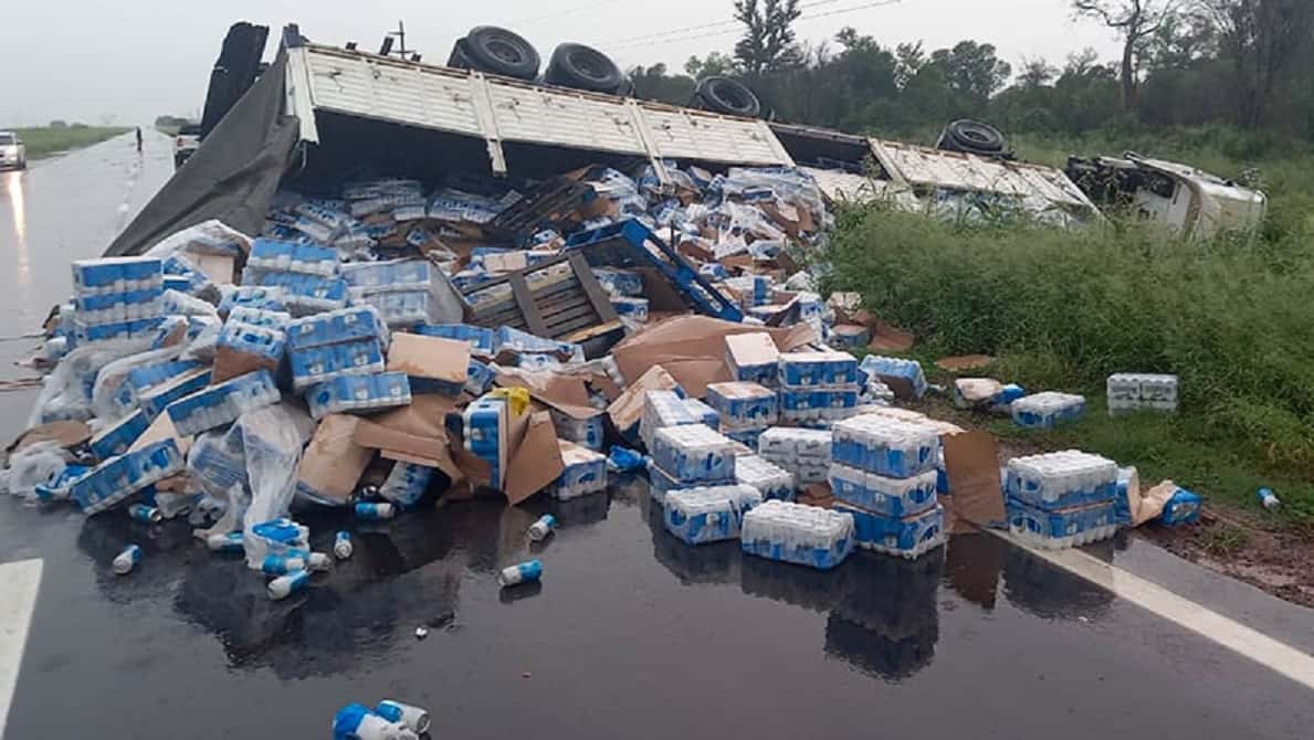 Volcó un camión que transportaba cerveza: los vecinos se robaron parte de la carga