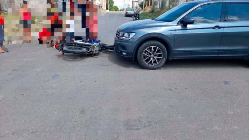 Violento choque entre un auto y una moto dejó una persona fracturada