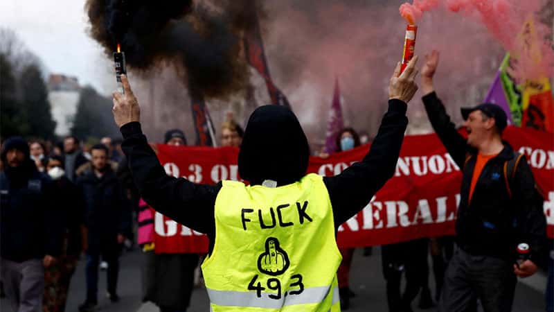 Estallido social en Francia: miles de manifestantes combaten contra la reforma jubilatoria