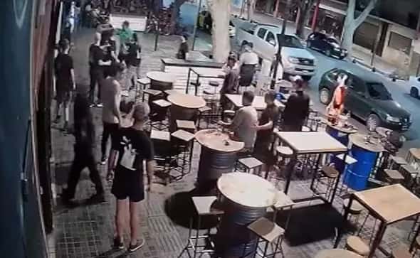 Dos hombres agredieron brutalmente a una moza de 21 años tras ser echados de un bar