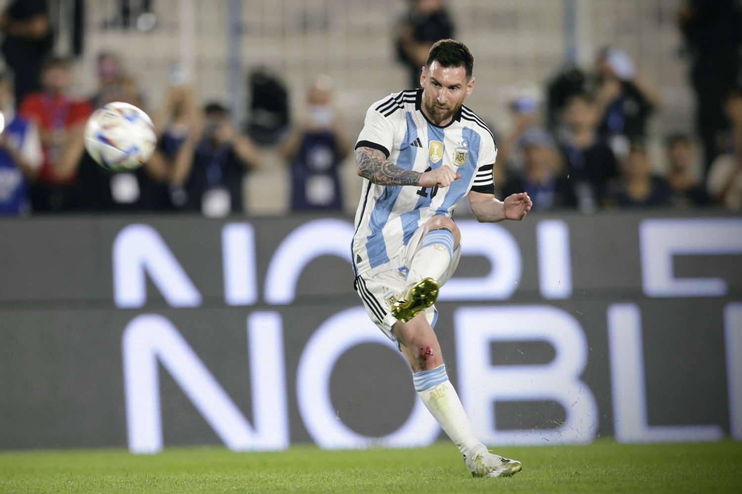 Ante una multitud, Argentina estrenó el título mundial con un 2-0 ante Panamá