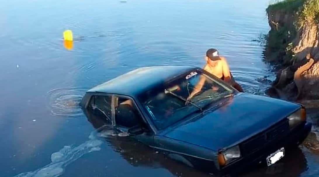 Bomberos rescataron un auto que había caído al río tras un descuido de su conductor