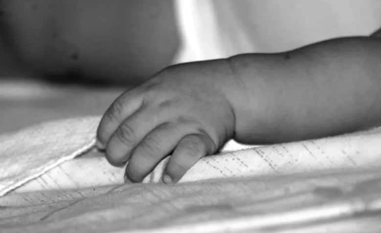 Accidente doméstico fatal: Una mujer atropelló a su bebé de un año y lo mató