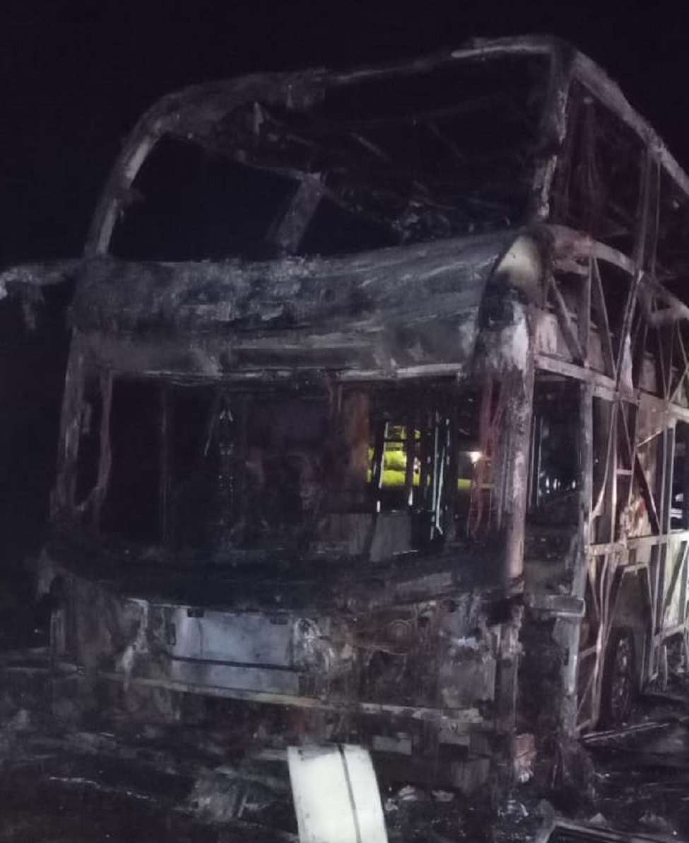 Se incendió un colectivo en la Ruta 136: no se registraron heridos