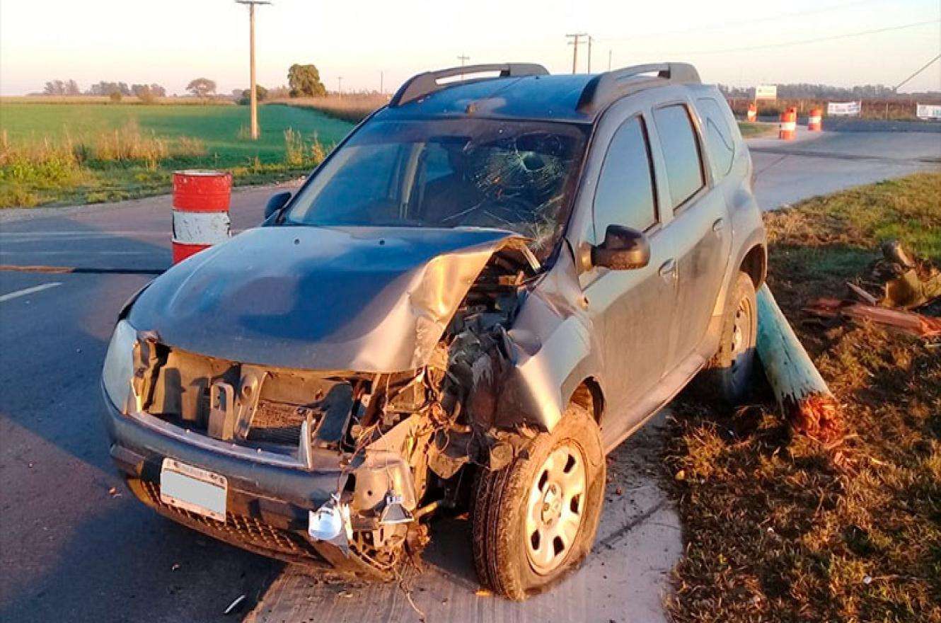 Abandonaron el vehículo tras chocar contra un poste: el auto era robado