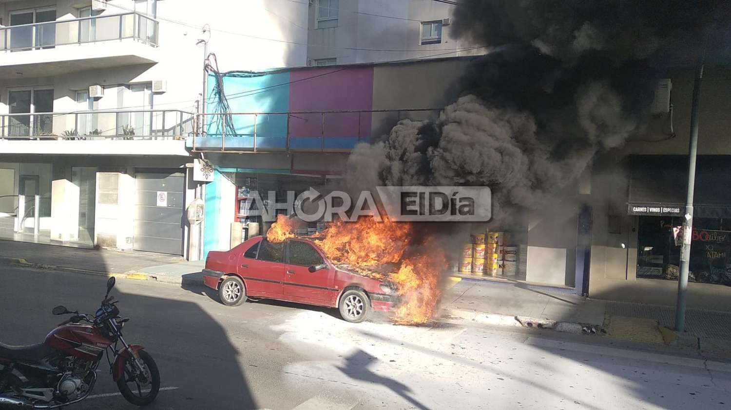 Momentos de tensión en pleno centro de Gualeguaychú: se prendió fuego un auto