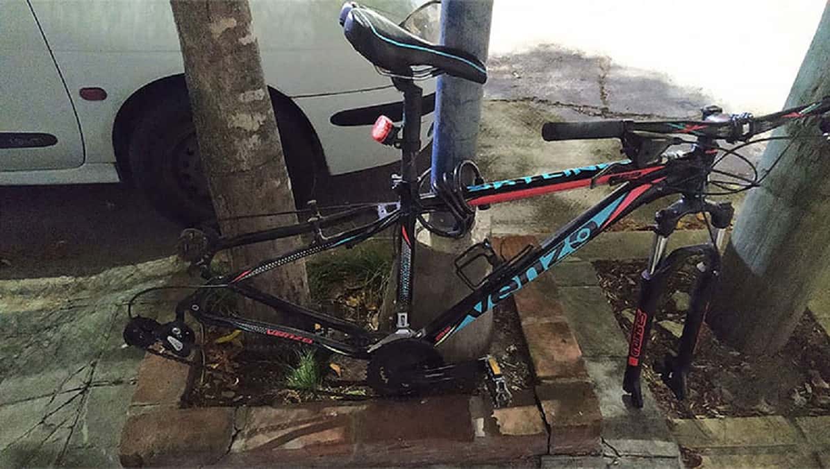 Dejó su bicicleta amarrada a una columna y cuando volvió le habían robado las dos ruedas