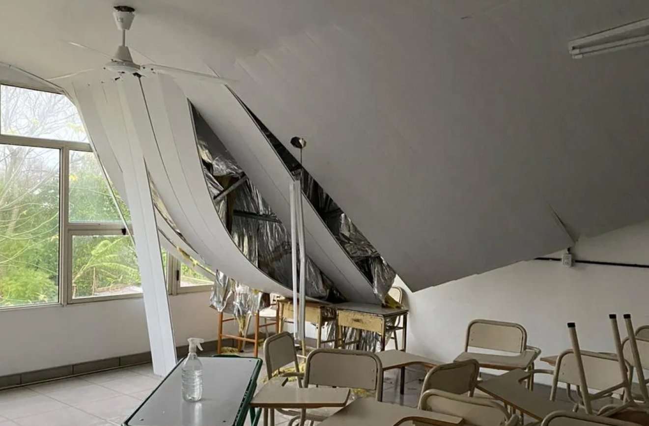 Producto de la tormenta, cayó parte del cielorraso de un aula en una escuela