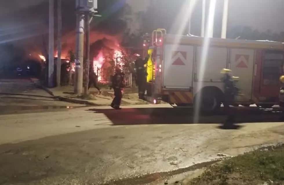 Escapaban de un incendio e intentaron llamar a los bomberos, pero les robaron el celular