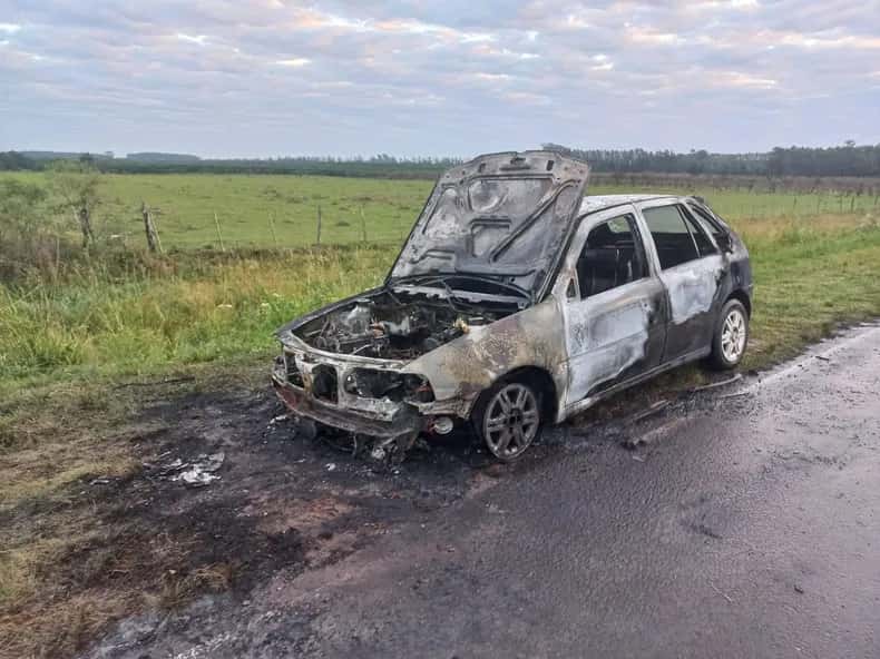 Se incendió un auto en plena ruta y vecinos del lugar auxiliaron a la familia que iba en el vehículo