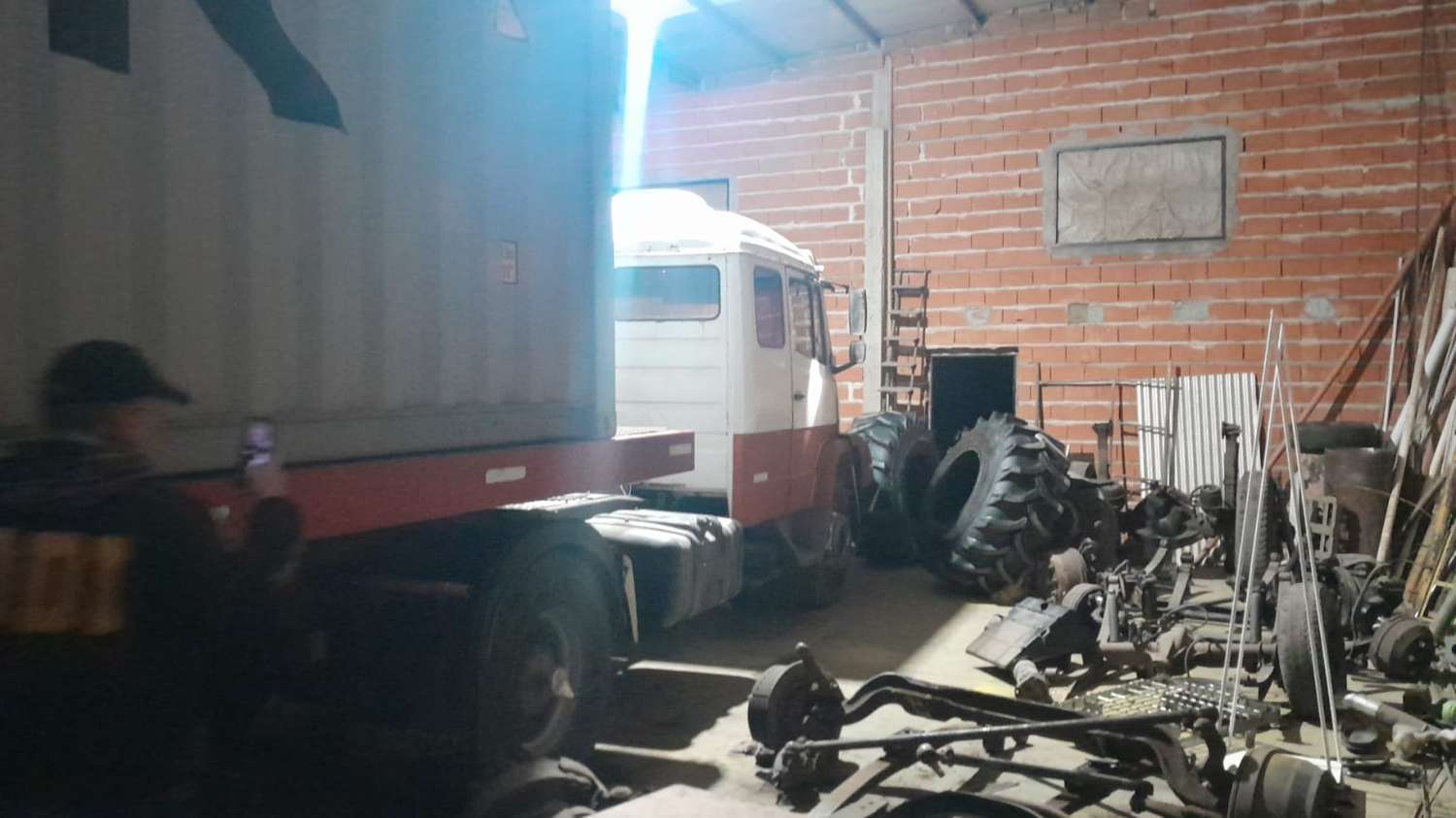 En un galpón del Acceso Sur localizaron un camión que había sido robado en provincia de Buenos Aires