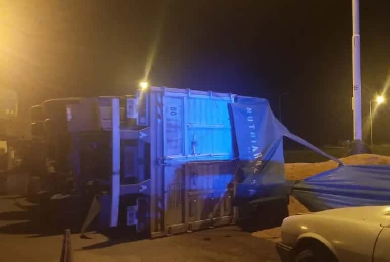 Un camionero se quedó dormido y volcó el acoplado de su vehículo