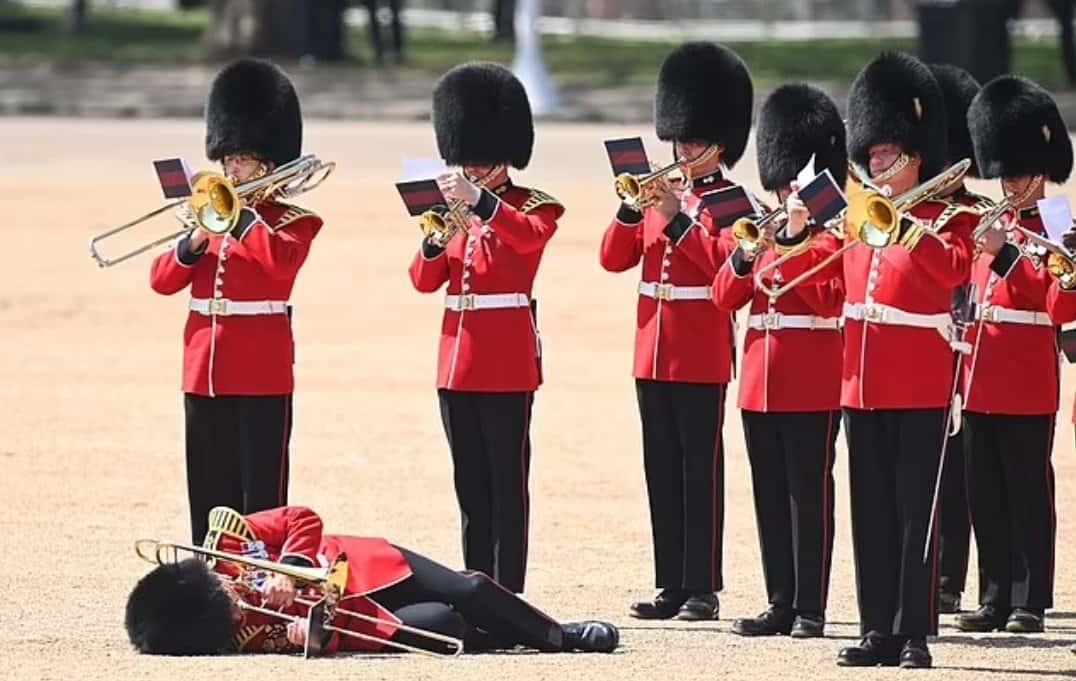 Tres guardias reales se desmayaron en el día más caluroso de Londres y todos siguieron como si no hubiera pasado nada