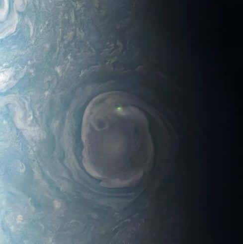 ¿Qué es el misterioso y brillante punto verde de Júpiter que captó la NASA?
