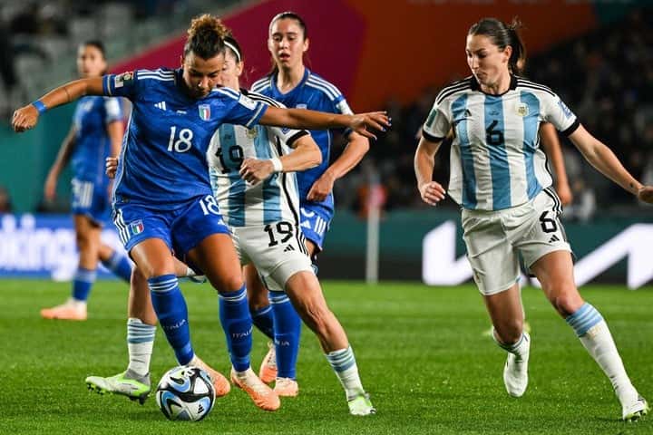 Argentina arriesgó en un buen debut ante Italia, pero se le escapó el partido sobre el final