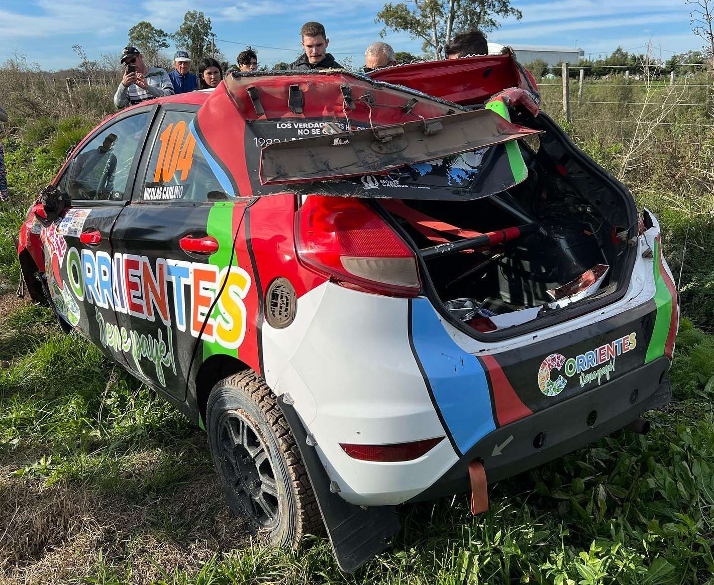 Espectacular vuelco en el Rally Entrerriano: su auto dio 8 vueltas y el piloto salió caminando