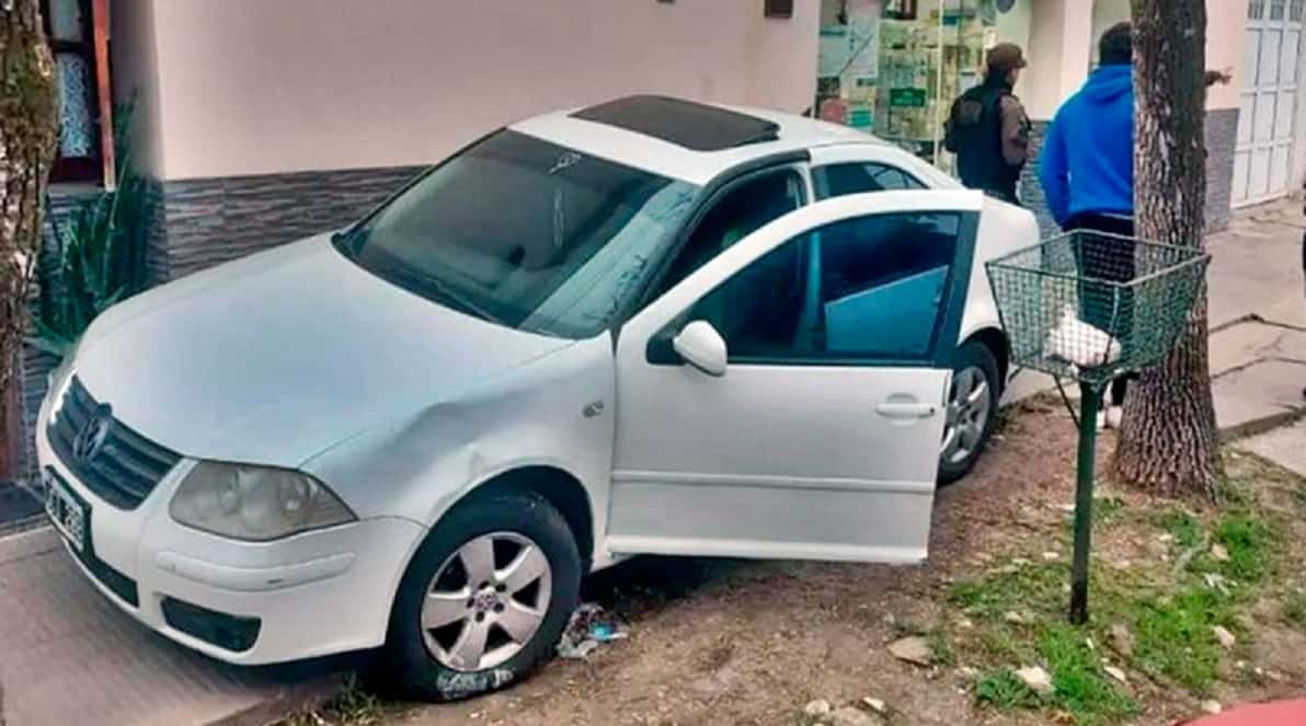 Sin heridos de milagro: un automovilista en estado de ebriedad se subió a la vereda con su vehículo
