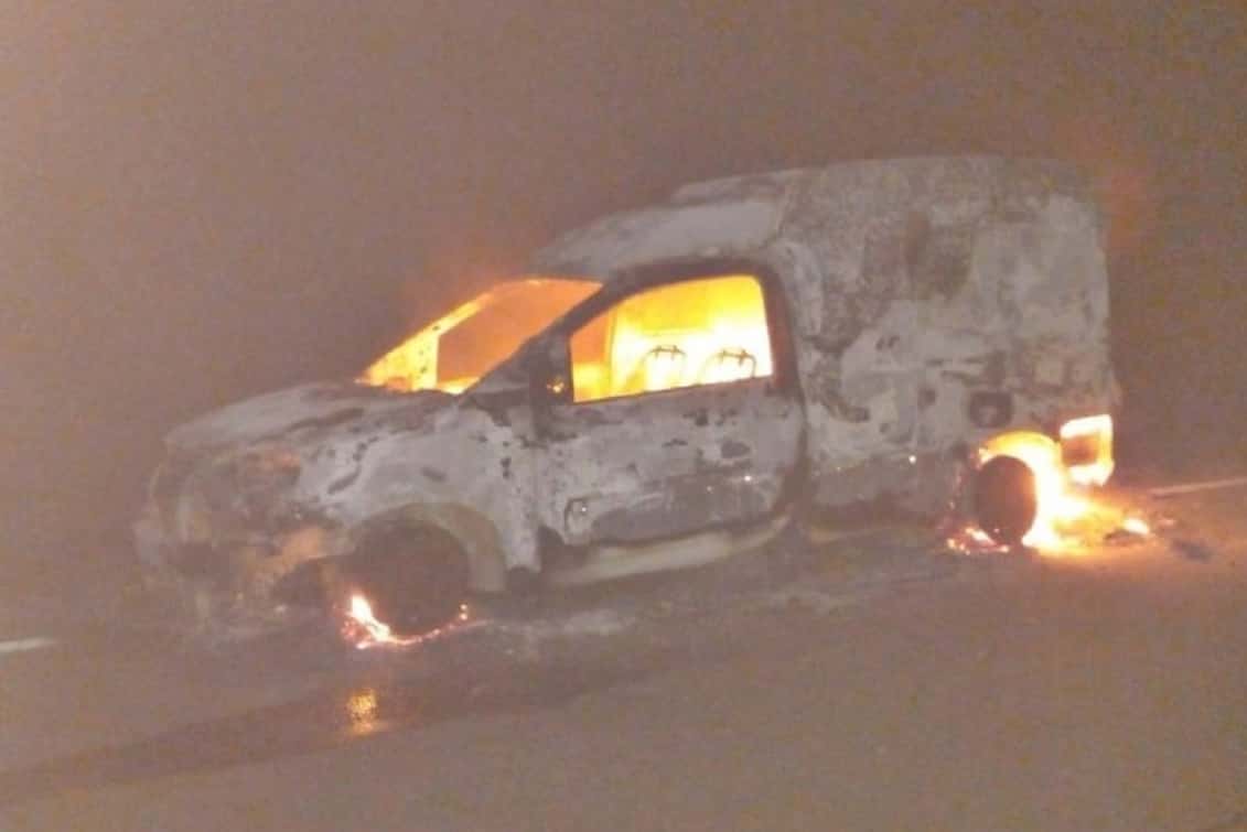 Una camioneta que transportaba medicamentos se incendió en el acceso a una ciudad entrerriana