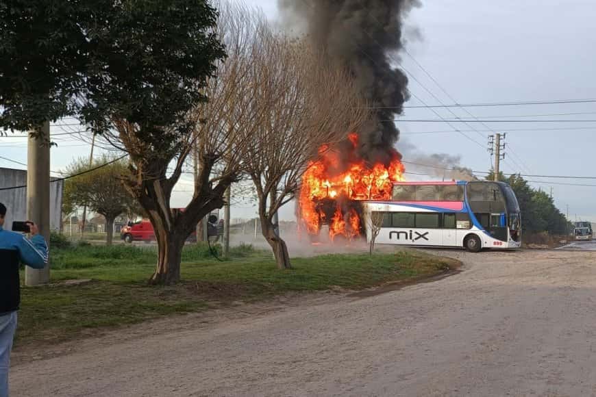Un colectivo fue consumido por las llamas en el acceso a una ciudad entrerriana