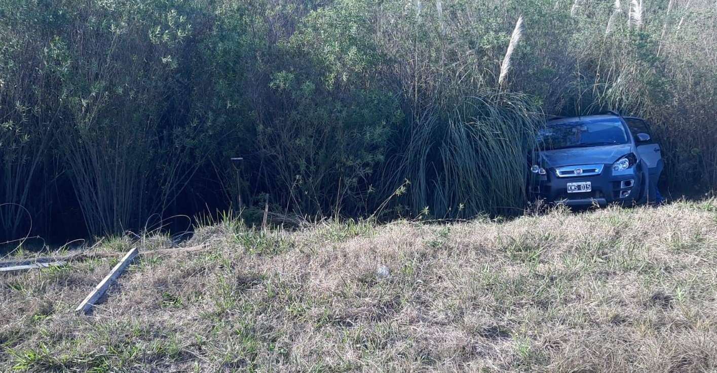 Un auto despistó en la Ruta 12 y terminó dentro de un campo