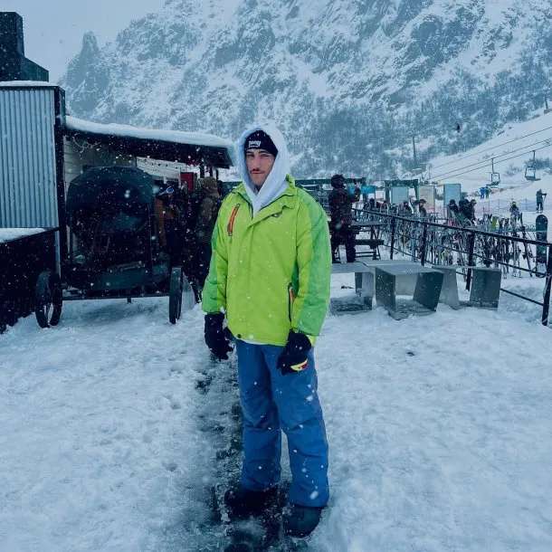 Tomás Holder simuló estar de vacaciones pero un detalle lo delató y lo escracharon