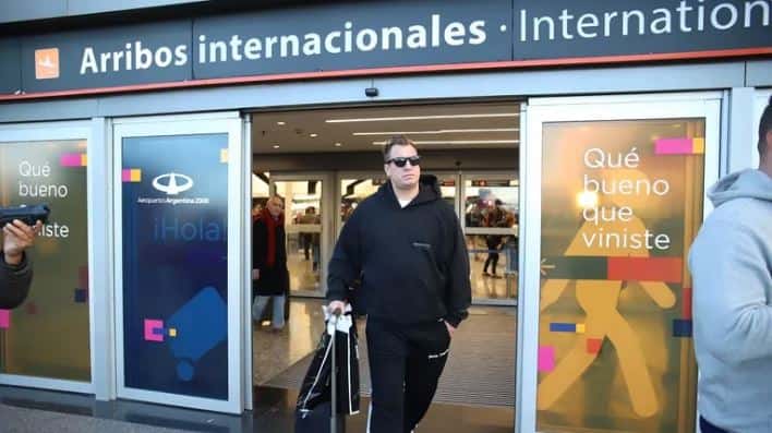 Maxi López llegó de urgencia al país para acompañar a su hijo Valentino en su internación