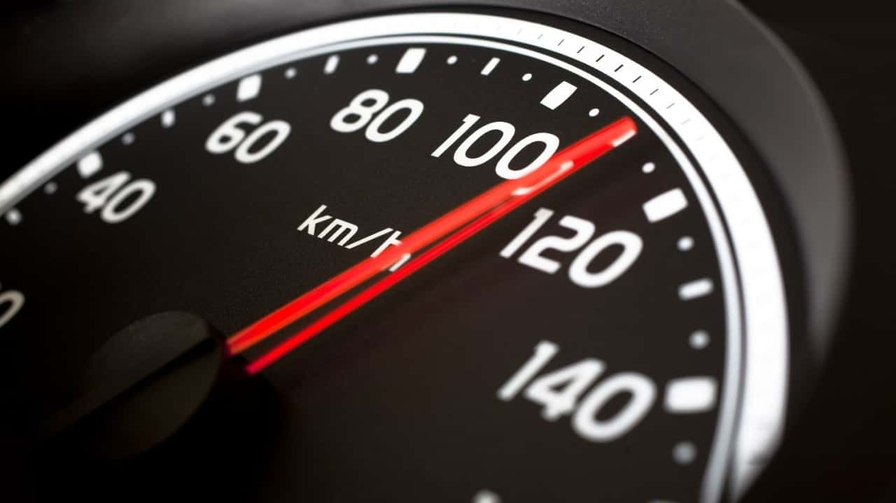 Buscan limitar de fábrica la velocidad máxima de los automóviles a 150 km/h
