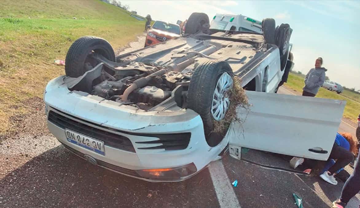 Una familia de turistas sufrió heridas de consideración tras volcar su auto en la Autovía Artigas