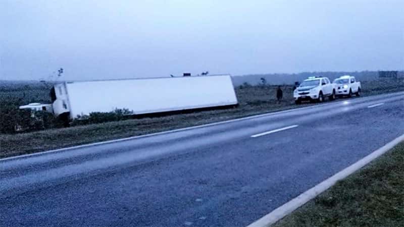 Un camión con mercadería de Mercado Libre despistó en la autovía Artigas