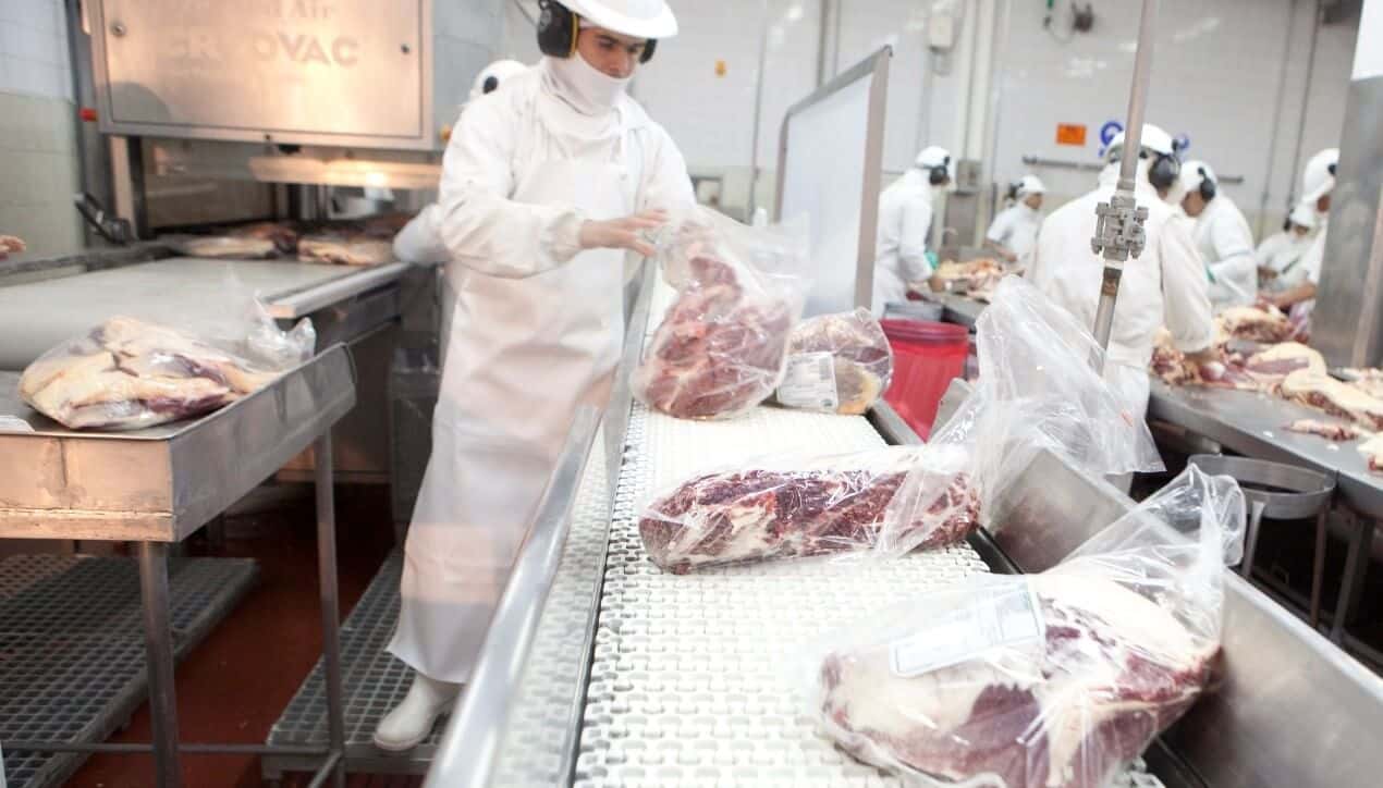 A los bajos precios de la carne se suma el faltante de novillos pesados
