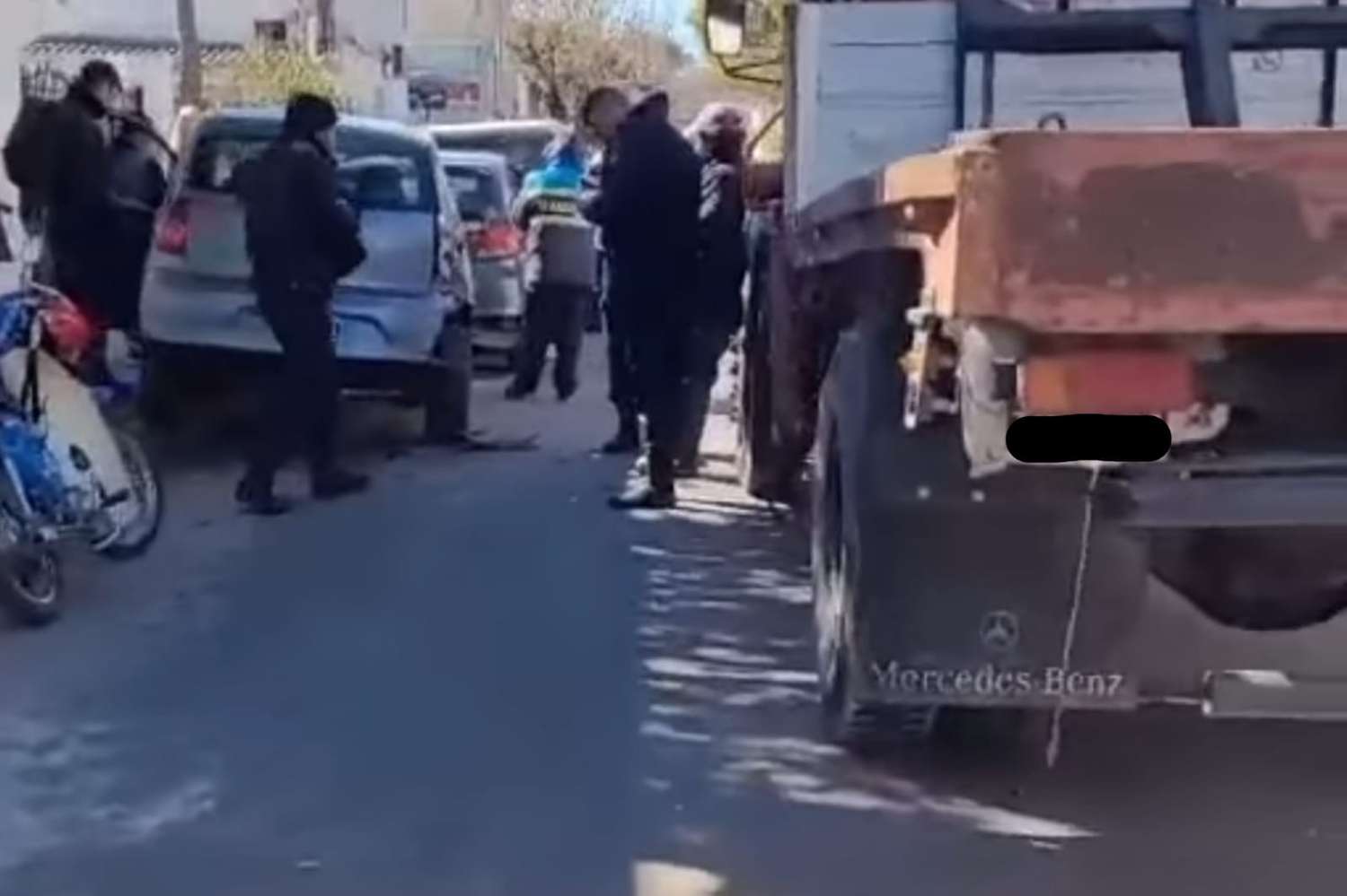 Un camión provocó un choque múltiple de autos en el macrocentro de Gualeguaychú: hay una mujer herida