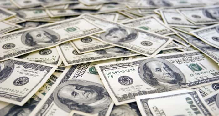 El dólar blue retrocede a $900, pero sin operaciones: suben los financieros