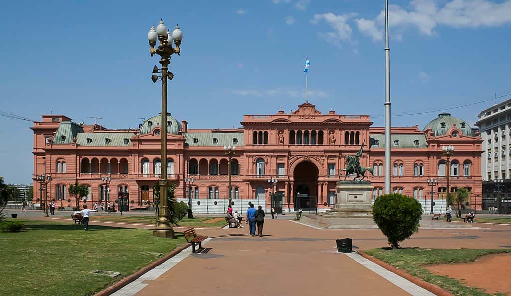 Según una encuesta de la UBA el 80% de los argentinos está de acuerdo con achicar los gastos del Estado