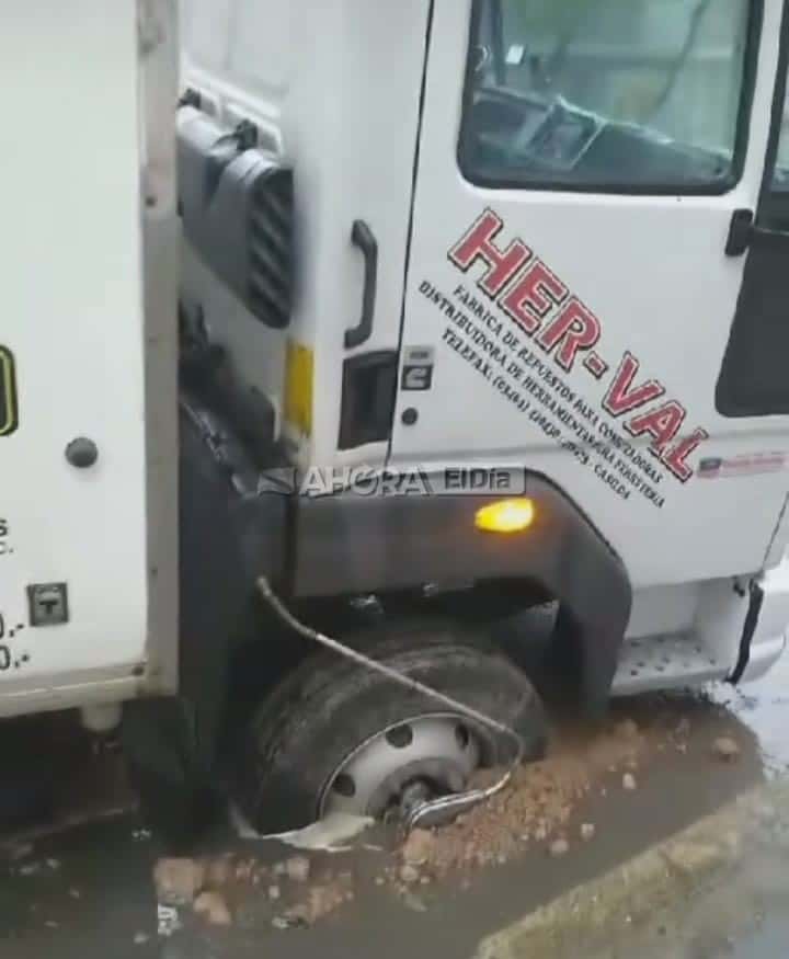 Un camión y un auto se hundieron en la calle por obras mal señalizadas