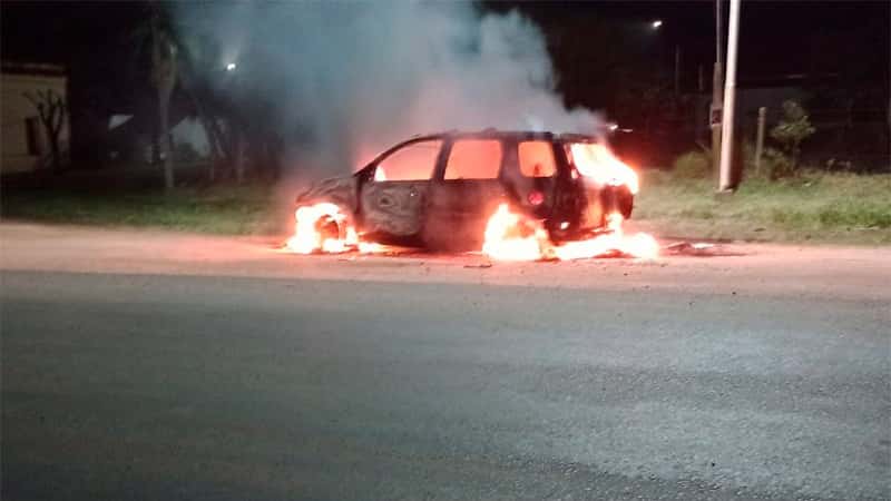 Docentes viajaban a dar clases y se les prendió fuego el auto: pérdidas totales