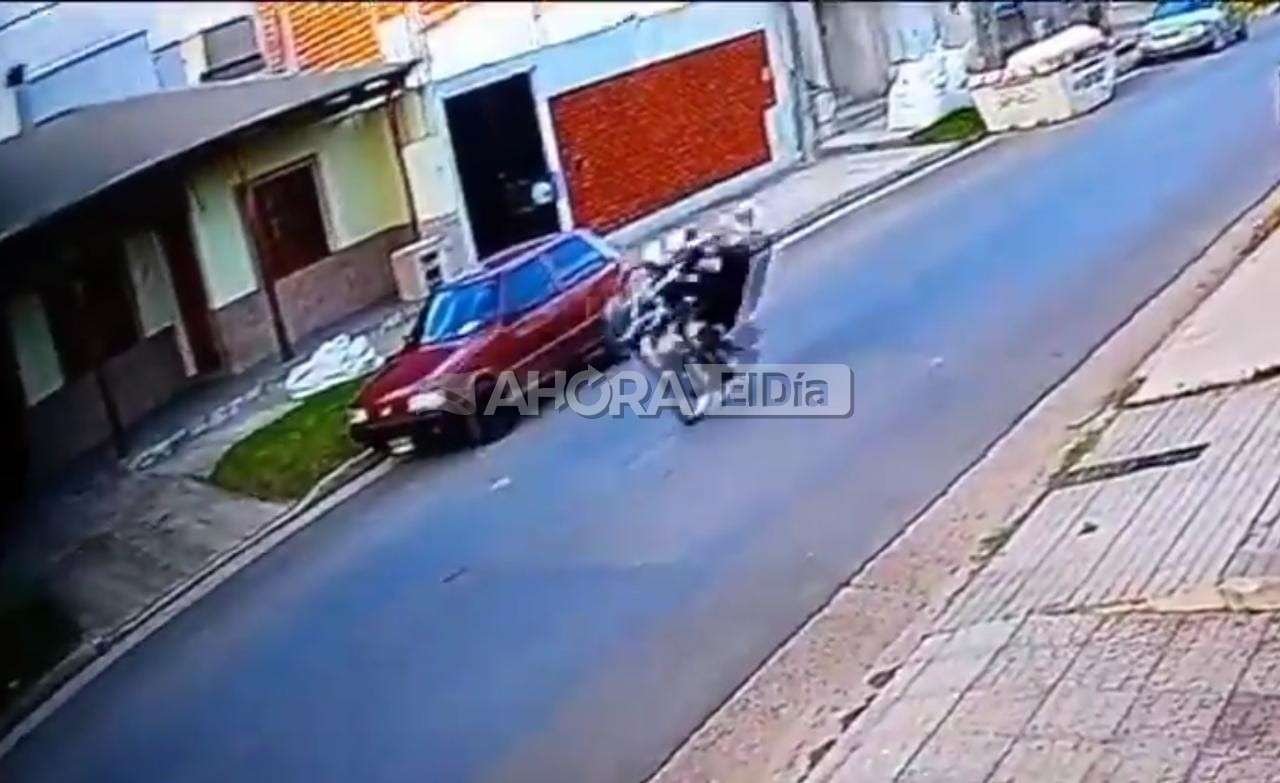Venía haciendo piruetas en la moto por calle Bolivar y terminó estampado contra un auto