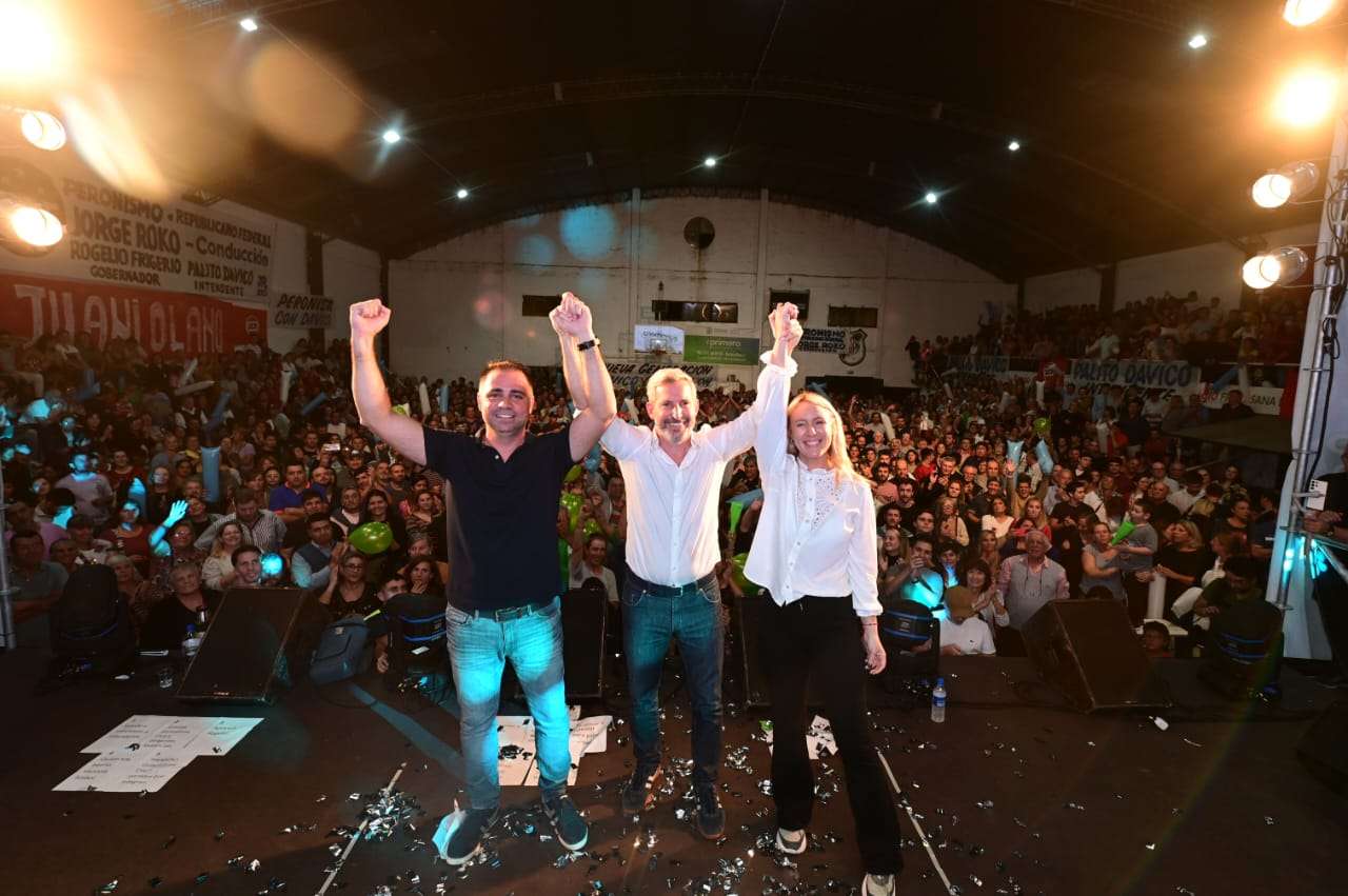 Mauricio Davico cierra su campaña en Pueblo Nuevo con la presencia del grupo Ráfaga