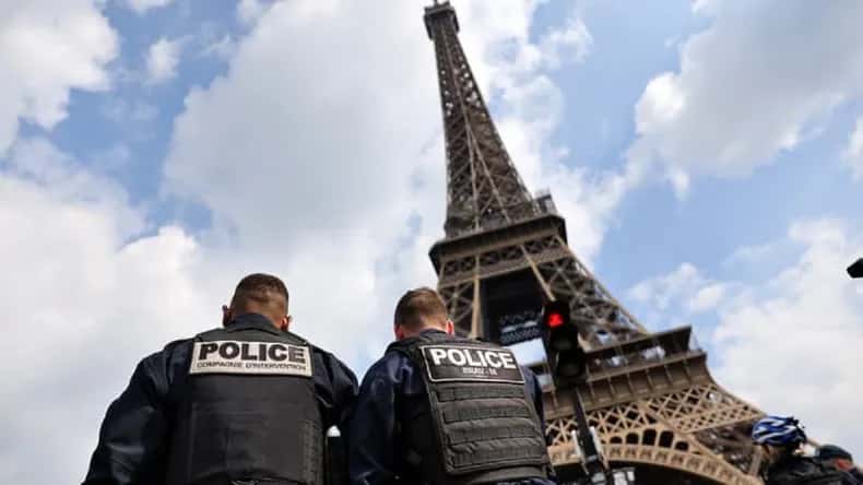 Evacuaron la Torre Eiffel tras una amenaza de bomba
