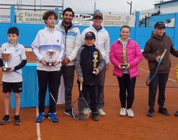 Con destacadas actuaciones de tenistas de la ciudad, se realizó un torneo de menores en Juventud Unida