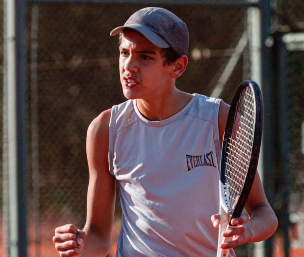 Luciano Cabaña avanza en singles y dobles en el Circuito Sudamericano en Villa María