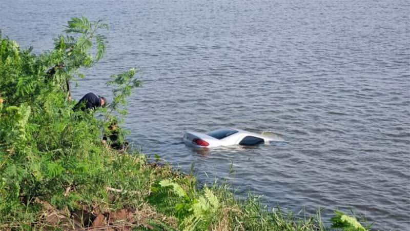 Una mujer falleció al perder el control de su auto y caer al agua