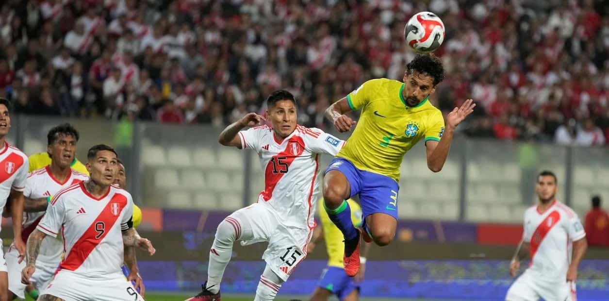Sobre la hora, Brasil encontró la victoria en Lima ante Perú y es líder junto a Argentina