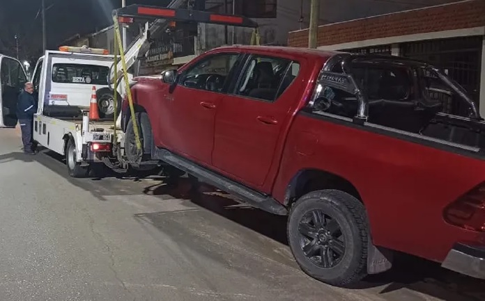 Manejaba borracho y chocó contra una moto que estaba estacionada