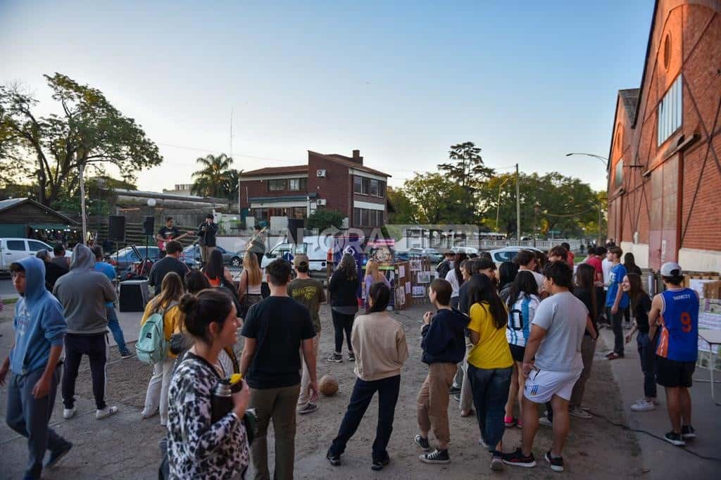 Fiesta en los Galpones del Puerto: Los estudiantes presentaron los bocetos de sus carrozas